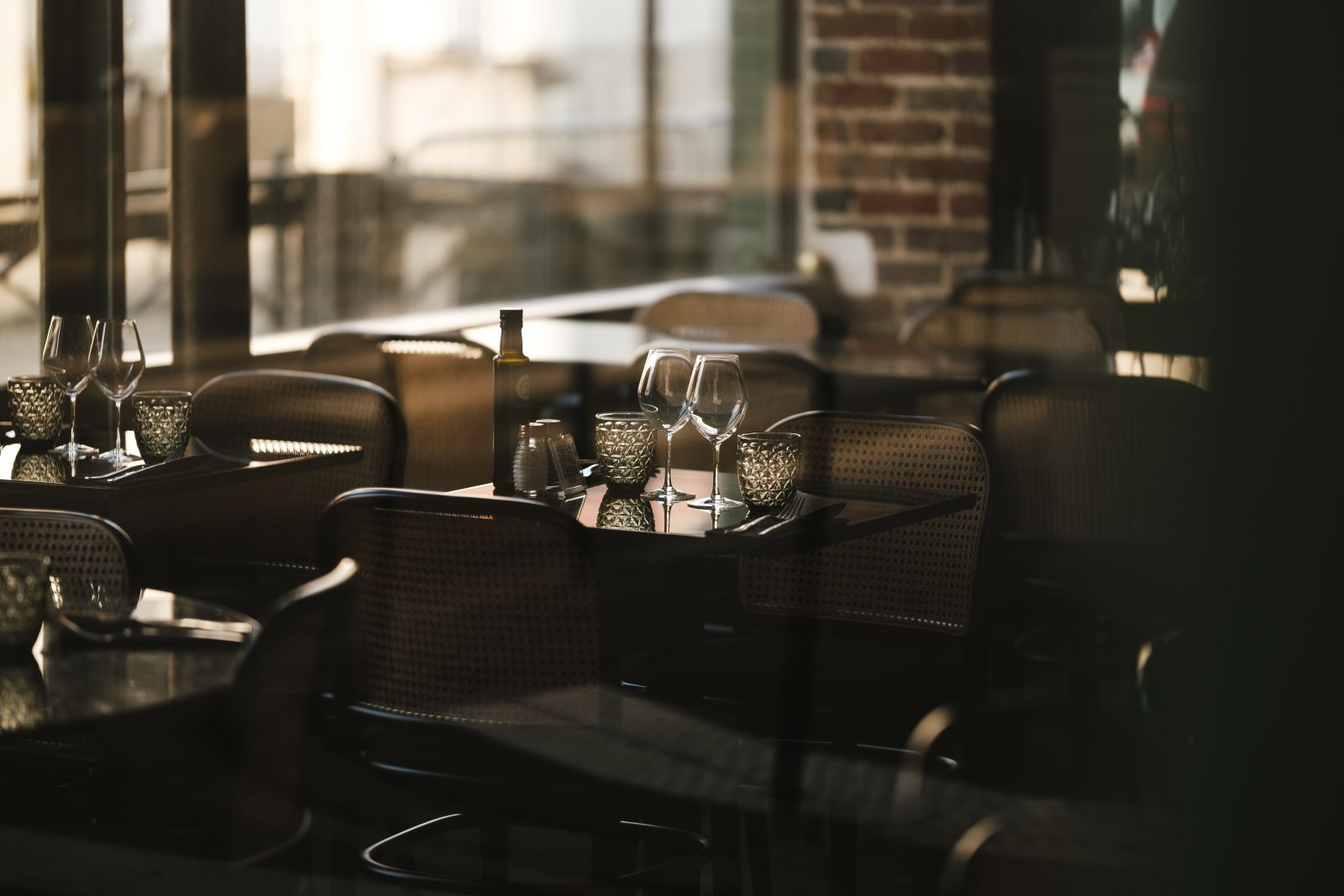 Photo d'une table à l'intérieur d'un café à f1,2