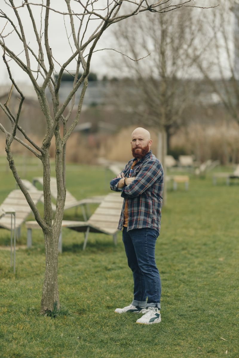 Photo d'un homme à côté d'un arbre