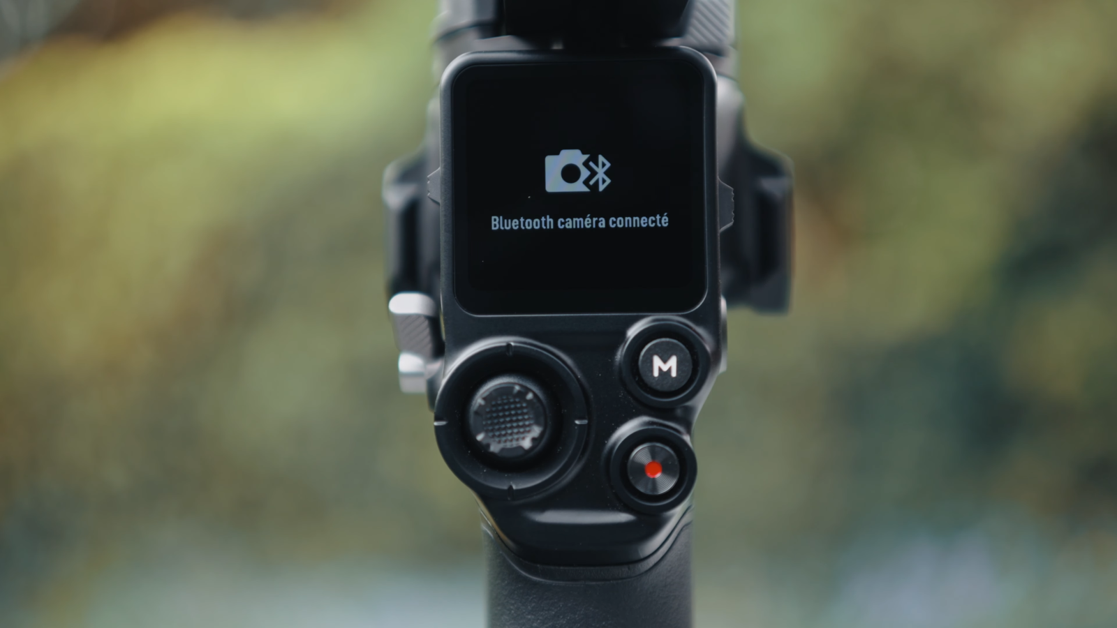 Ecran du DJI RS4 avec marqué "Bluetooth caméra connecté"
